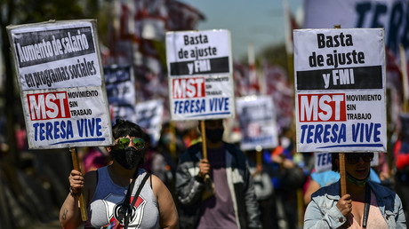 Les gens manifestent contre le chômage et la crise économique sur l'avenue 9 de Julio, à Buenos Aires, le 16 septembre 2021.