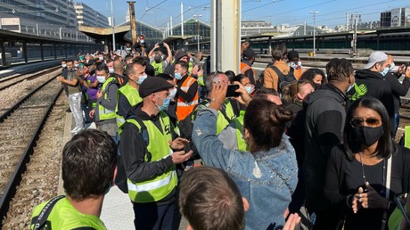 Macron à la Gare de Lyon : des dizaines de cheminots manifestent contre la «casse» de la SNCF