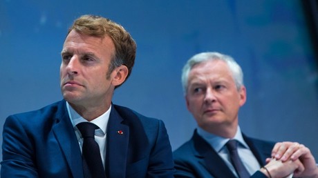 Le président français Emmanuel Macron (à gauche) et le ministre français de l'Économie Bruno Le Maire participent à une réunion de l'U2P, le syndicat français des entreprises locales, à Paris, le 16 septembre 2021 (illustration).