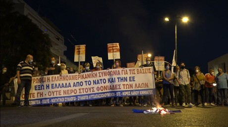 Grèce : des manifestants brûlent un drapeau de l’OTAN devant l’ambassade américaine