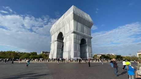 Paris : l'Arc de Triomphe empaqueté pour rendre hommage à Christo