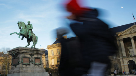 Un Napoléon grimé en livreur Deliveroo remplace la statue équestre de la mairie de Rouen