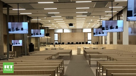 La salle d'audience de la cour d'assises spéciale de Paris, avant la tenue du procès des attentats du 13 novembre 2015.