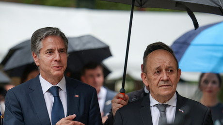 Antony Blinken et Jean-Yves Le Drian devant la résidence de l'ambassadeur de France à Washington, le 14 juillet 2021.