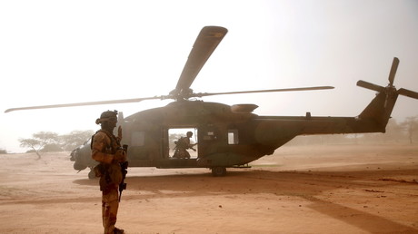 Un soldat français monte la garde devant un hélicoptère militaire NH90 Caiman pendant l'opération Barkhane à Ndaki, le 29 juin 2019 (image d'illustration).