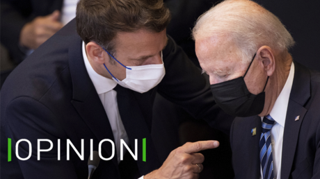 Emmanuel Macron s'entretient avec Joe Biden lors d'un sommet de l'OTAN en juin 2021 (illustration).