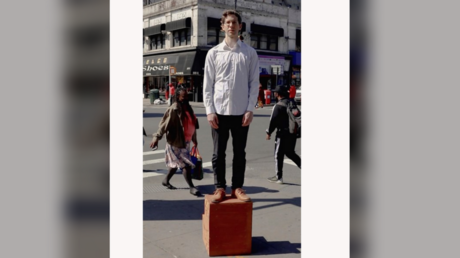 «J'ai un homme blanc à vendre» : la vidéo d'un artiste américain mise aux enchères