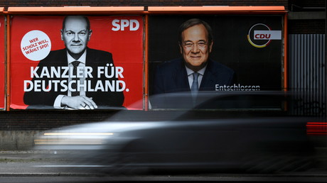 Les affiches de campagne d'Olaf Scholz du Parti social-démocrate (SPD) et Armin Laschet de l'Union chrétienne-démocrate (CDU) sont photographiée à Berlin, le 23 septembre 2021.