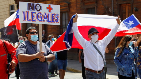 Des manifestants chiliens avec une pancarte indiquant «Plus d'illégaux» participent à un rassemblement contre les migrants à Iquique (Chili), le 25 septembre 2021 (image d'illustration).