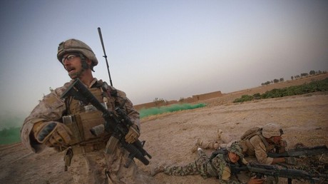 Deux marines américains et un soldat afghan combattant dans la province du Helmand en Afghanistan le 20 juillet 2011. (Photo d'illustration)