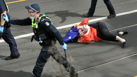 Une manifestante poussé au sol par les forces de l'ordre lors d'un rassemblement contre le confinement à Melbourne, le 18 septembre (image d'illustration).