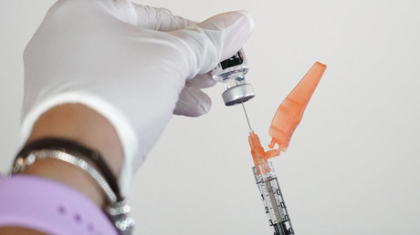 Une infirmière remplit une seringue avec le vaccin Pfizer COVID-19 (image d'illustration).