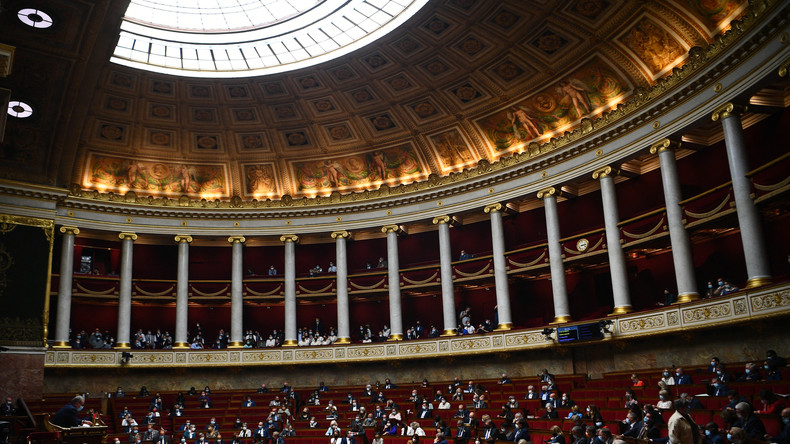 Les députés adoptent un projet de loi interdisant les thérapies de conversion
