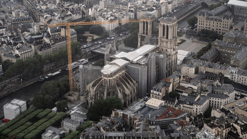 Un pilote soupçonné d'avoir voulu s'écraser en avion sur la cathédrale Notre-Dame arrêté à Paris