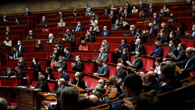 Les députés votent la possibilité de prolonger le pass sanitaire jusqu'au 31 juillet 2022