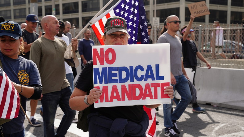 A New York, pompiers, policiers et agents municipaux manifestent contre l'obligation vaccinale