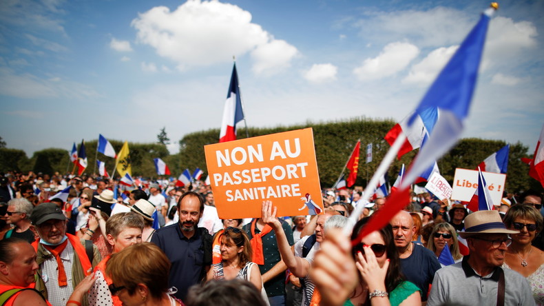 Manifestations contre le pass sanitaire après un vote du Sénat rejetant sa suppression