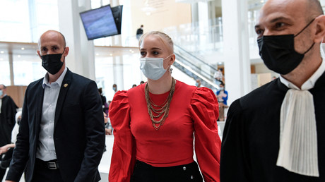 Mila accompagnée de son avocat Richard Malka au TGI de Paris, le 3 juin 2021.