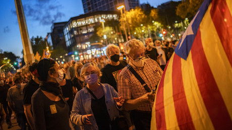 Des centaines de partisans de l'indépendance catalane sont descendus dans les rues de Barcelone le 1er octobre 2021 pour commémorer le quatrième anniversaire du référendum sur l'autodétermination de la province.