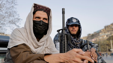 Un combattant des Taliban à un poste de contrôle quelques temps après l'explosion qui a tué plusieurs civils, à Kaboul, le 3 octobre 2021 (image d'illustration).
