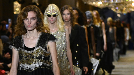 Paris : une trentaine de militants d'Extinction Rebellion perturbent le défilé de Louis Vuitton