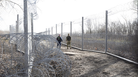 Un policier hongrois et un militaire patrouillent au poste frontière entre Roszke en Hongrie et Horgos en Serbie (image d'illustration).