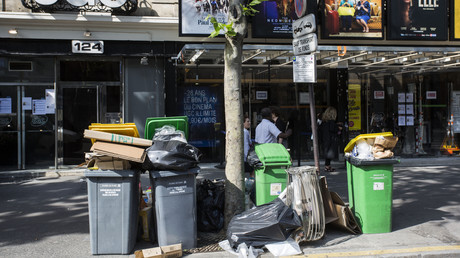 Des poubelles attendant d'être ramassées devant un cinéma, à Paris, le 9 juin 2016 (image d'illustration)