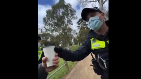 Australie : un policier arrête un passant pour vérifier si sa tasse contient bien du café (VIDEO)