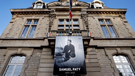 Une photo du professeur de français Samuel Paty sur la façade de l'hôtel de ville de Conflans-Sainte-Honorine, à 30 km au nord-ouest de Paris (image d'illustration).