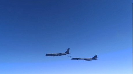 Mer Noire : des chasseurs russes escortent deux bombardiers supersoniques de l’US Air force (VIDEO)