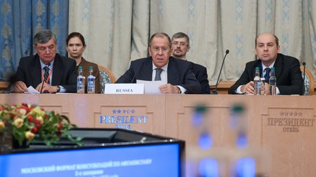 Le ministre russe des Affaires étrangères Sergueï Lavrov (centre) participe aux pourparlers internationaux au format Moscou sur l'Afghanistan, à laquelle assistent des représentants de 10 pays et une délégation des Talibans, à ​​Moscou, Russie, le 20 octobre.