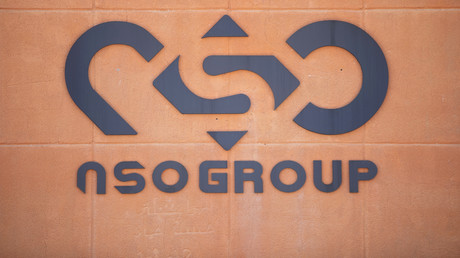 Le logo du groupe NSO qui commercialise le logiciel espion Pegasus, devant son siège en Israël (image d'illustration).