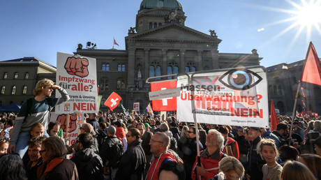 Des milliers de manifestants défilent à Berne contre les mesures sanitaires
