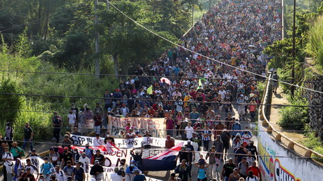 Des migrants d'Amérique centrale et d'Haïti marchent en direction de la capitale mexicaine pour demander le statut de réfugié, à Tapachula, au Mexique, le 23 octobre 2021.
