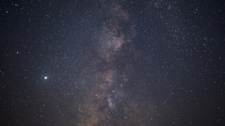 Un météore passe dans le ciel observé depuis les abords de la frontière israélo-égyptienne, à Ezuz, en août 2020 (image d'illustration).
