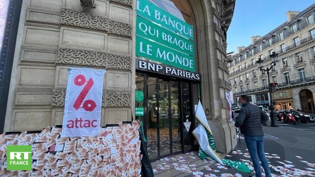 Attac mène une action devant la BNP après de nouvelles révélations concernant des fraudes fiscales