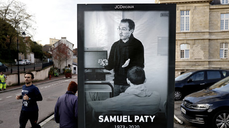 Une affiche en hommage à Samuel Paty dans les rues de Conflans-Sainte-Honorine (Yvelines), le 3 novembre 2020.