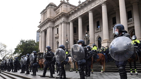 Des policiers devant le Parlement de l'Etat de Victoria lors d'une manifestation contre les mesures de restriction anti-Covid à Melbourne, en Australie, le 21 septembre 2021.
