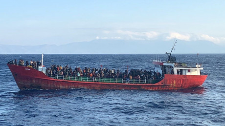 Grèce : un cargo avec près de 400 migrants jette l'ancre au large de l'île de Kos