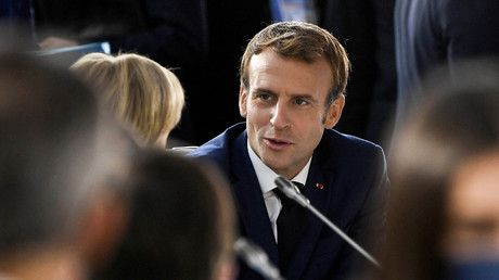 Le président français Emmanuel Macron prend la parole à l'issue du G20