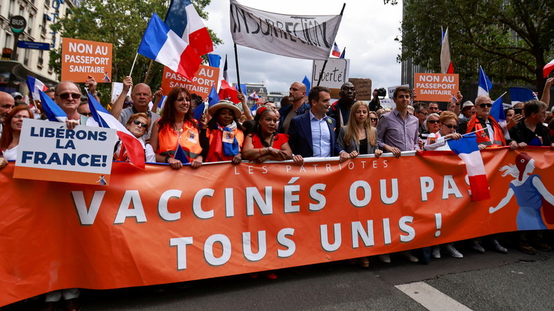 Manifestation contre la prolongation du pass sanitaire devant l'Assemblée nationale