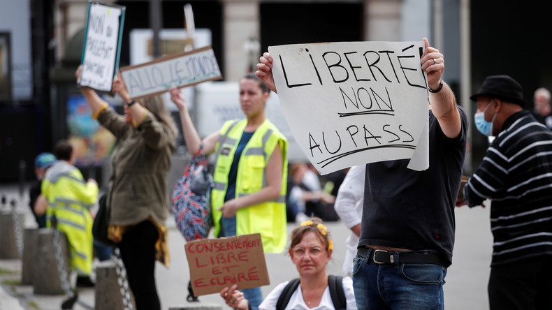 «Collabos» : des anti-pass tentent de s'introduire dans les locaux de L'Est républicain à Belfort