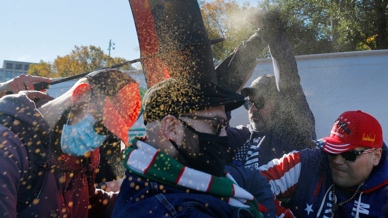Boston: une manifestation anti-restrictions dégénère en heurts avec des contre-manifestants (VIDEOS)