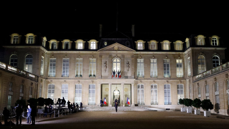 Commémorations du 11 Novembre : un militaire fait le poirier sur le perron de l'Elysée (VIDEO)