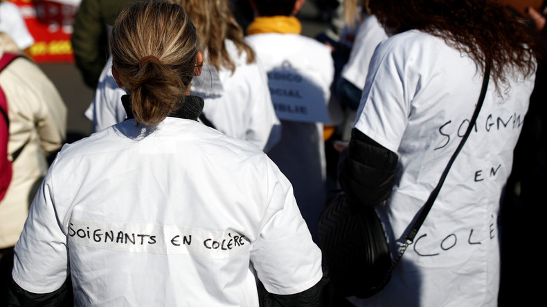 Des soignants manifestent face à Olivier Véran au CHU de Grenoble (VIDEOS)