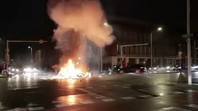 Nouveaux heurts nocturnes aux Pays-Bas : des policiers blessés à La Haye