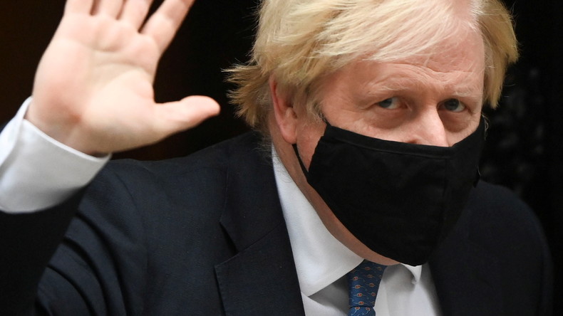 «Cher Emmanuel» : Johnson veut que Macron s'engage à reprendre les migrants arrivant au Royaume-Uni