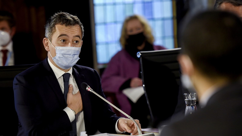 Manche: selon Darmanin des migrants menacent de jeter des bébés à l'eau pour éviter l'interpellation