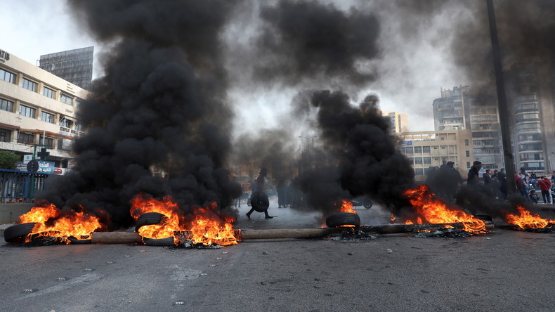 Liban : des manifestants bloquent les routes pour protester contre leurs conditions de vie (VIDEO)