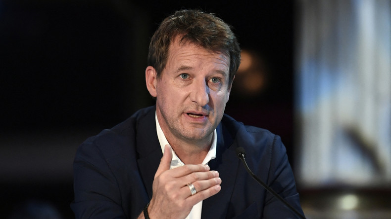«Un symbole que l'on doit aux femmes» : l'équipe de Jadot veut retirer la légion d'honneur à Hulot